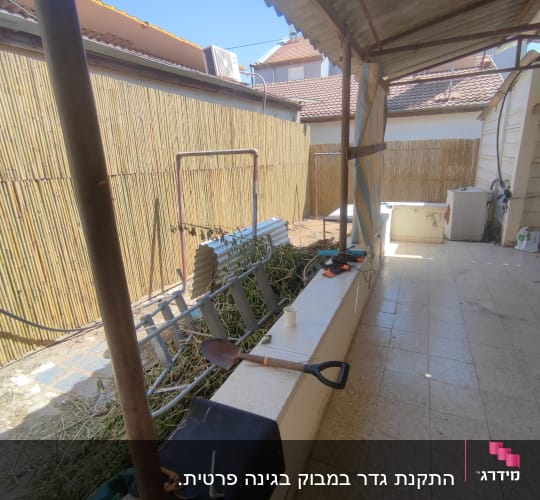 כלי גינון על שולחן, כולל את חפירה ומספריים